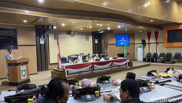 1764220157330-rapat-paripurna-dprd-parepare-1763610864119_169