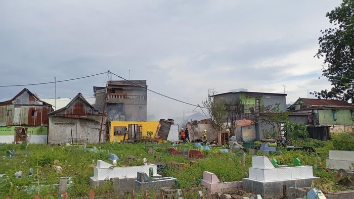 1764241763540-petugas-damkarmat-makassar-turun-ke-lokasi-memadamkan-kebakaran-akibat-tawuran-di-kecamatan-tallo-1763456154333_169