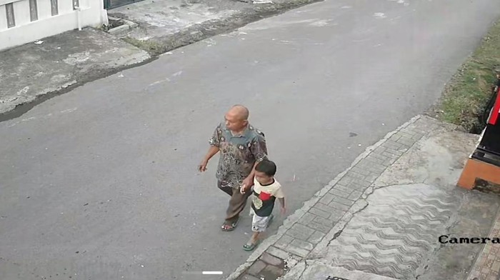 1764241770001-rekaman-cctv-yang-menampilkan-balita-diduga-korban-penculikan-di-makassar-dibawa-pria-misterius-1764206656222_169