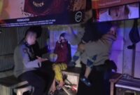 1764263385632-tangkapan-layar-seorang-wanita-menangis-dan-mengancam-akan-membuang-bayinya-yang-berusia-2-tahun-ke-kanal-di-kota-makassar-1764252994987_169