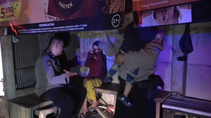 1764263385632-tangkapan-layar-seorang-wanita-menangis-dan-mengancam-akan-membuang-bayinya-yang-berusia-2-tahun-ke-kanal-di-kota-makassar-1764252994987_169