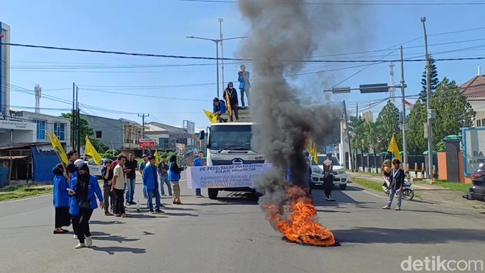 1764263418313-aksi-demonstrasi-mahasiswa-di-pangkep-menuntut-anggota-dprd-ikbal-chaeruddin-di-paw-1764242667492_169