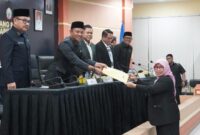 1764393042541-juru-bicara-banggar-dprd-sulsel-fadriaty-menyerahkan-laporan-hasil-pembahasan-apbd-sulsel-2026-1764389629155_169