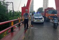 1764414463935-personel-satlantas-polres-gowa-melakukan-olah-tempat-kejadian-perkara-kecelakaan-lalu-lintas-di-jembatan-kembar-gowa-1764407040169_169