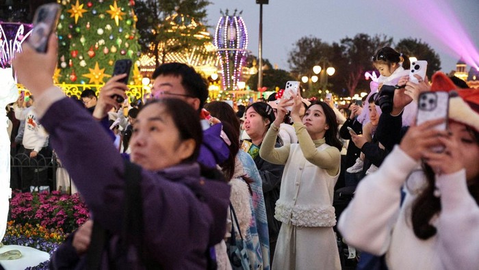 1764608963715-kemeriahan-dekorasi-natal-sambut-pengunjung-di-shanghai-disneyland-1764249244116_169