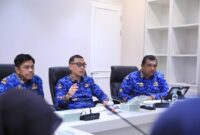 1764652120806-sekda-makassar-andi-zulkifly-tengah-saat-meminta-rapat-terkait-program-strategis-daerah-pemkot-makassar-1764644110346_169