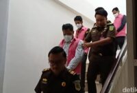 1764652134430-kejari-pangkep-menetapkan-tiga-komisioner-kpu-pangkep-sebagai-tersangka-korupsi-dana-hibah-pilkada-2025-1764639664829_169