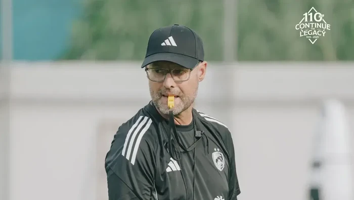 1764673824506-tomas-trucha-memimpin-latihan-psm-makassar-di-stadion-kalegowa-1761818284148_169