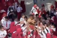 1764673825538-guru-sd-di-kendari-mansur-disambut-haru-siswa-saat-berpamitan-untuk-menjalani-sidang-putusan-kasus-pelecehan-murid-1764664849511_169
