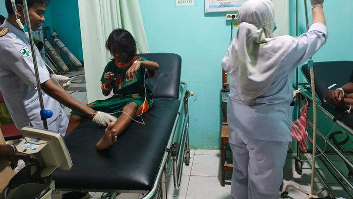 1764673826039-siswa-diduga-keracunan-mbg-dirawat-di-rumah-sakit-1764649053704_169