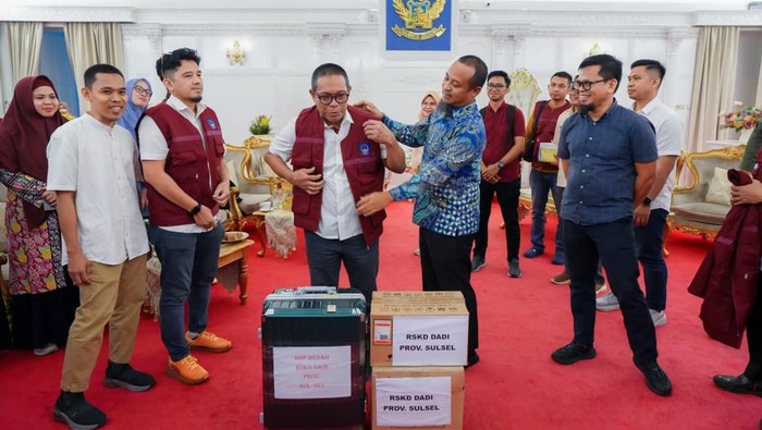 1764760271260-gubernur-sulsel-andi-sudirman-sulaiman-melepas-40-personel-untuk-membantu-penanganan-bencana-di-sumatera-1764742174391_169