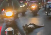 1764824985499-tangkapan-layar-warga-menyeret-pria-terduga-pelaku-pemerkosaan-di-malakaji-kecamatan-tompobulu-kabupaten-gowa-1764770171297_169