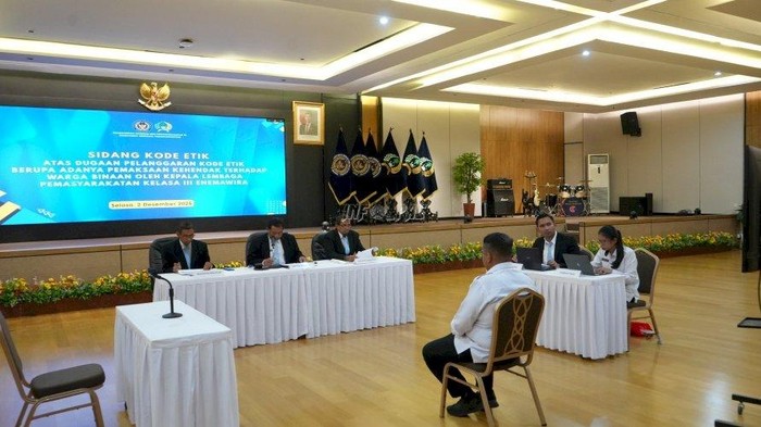 1764932952062-kalapas-enemawira-chandra-sudarto-menjalani-sidang-kode-etik-di-kantor-ditjenpas-jakarta-1764735898565_169