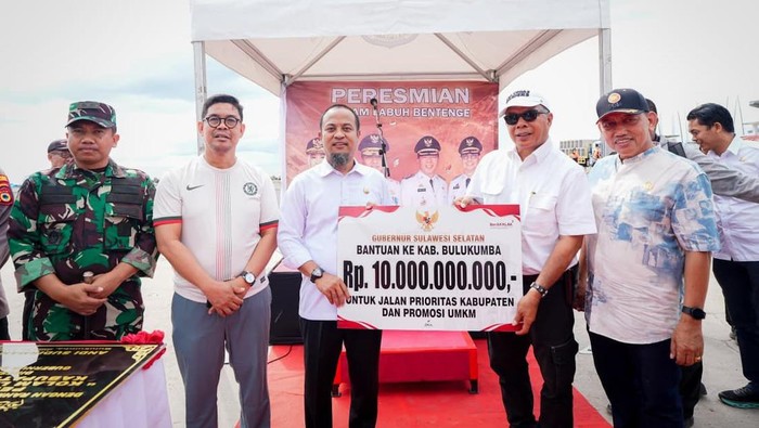 1764997663062-gubernur-sulsel-andi-sudirman-sulaiman-menyerahkan-bantuan-keuangan-untuk-pemkab-bulukumba-1764966275906_169