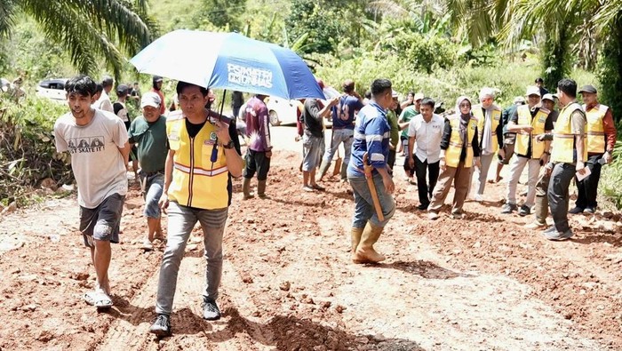 1765019288457-dinas-bina-marga-dan-bina-konstruksi-sulsel-melakukan-kunjungan-di-desa-kawata-dan-parumpanai-kecamatan-wasuponda-kabupaten-lu-1765002669657_169