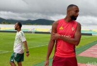 1765019289030-kapten-psm-makassar-yuran-fernandes-saat-latihan-menjelang-laga-kontra-persebaya-di-stadion-gelora-bj-habibie-1765000216213_169