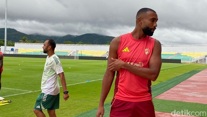 1765019289030-kapten-psm-makassar-yuran-fernandes-saat-latihan-menjelang-laga-kontra-persebaya-di-stadion-gelora-bj-habibie-1765000216213_169