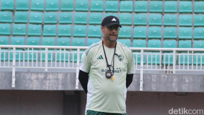 1765019290480-pelatih-psm-makassar-tomas-trucha-memimpin-latihan-di-stadion-gelora-bj-habibie-jelang-melawan-persebaya-surabaya-1764991097814_169