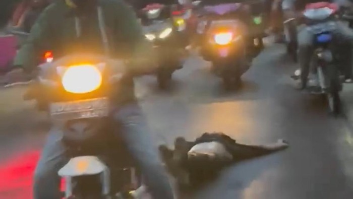 1765019292151-tangkapan-layar-warga-menyeret-pria-terduga-pelaku-pemerkosaan-di-malakaji-kecamatan-tompobulu-kabupaten-gowa-1764770171297_169