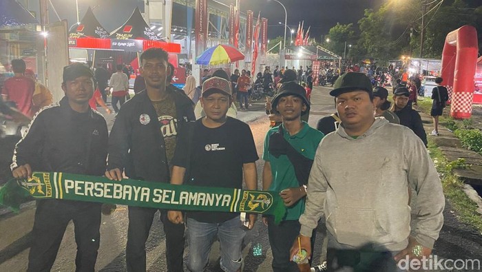 1765040849110-suporter-persebaya-bonek-saat-tiba-di-stadion-gelora-bj-habibie-1765022537205_169