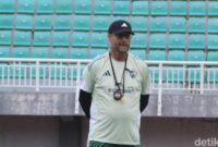 1765084030398-pelatih-psm-makassar-tomas-trucha-memimpin-latihan-di-stadion-gelora-bj-habibie-jelang-melawan-persebaya-surabaya-1764991097814_169
