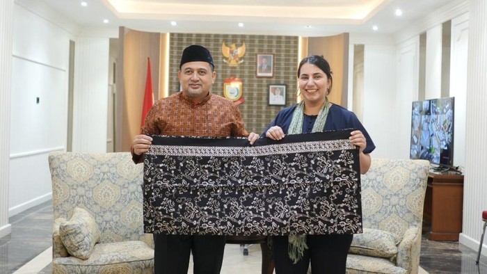 1765084035874-wali-kota-makassar-munafri-arifuddin-bersama-head-of-second-cities-and-network-british-embassy-jakarta-farah-chaudry-1765073667538_169