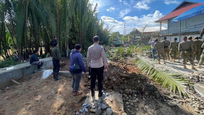 1765084036362-pemprov-sulsel-tertibkan-bangunan-liar-di-lahan-sempadan-sungai-tallo-makassar-1765070319203_169