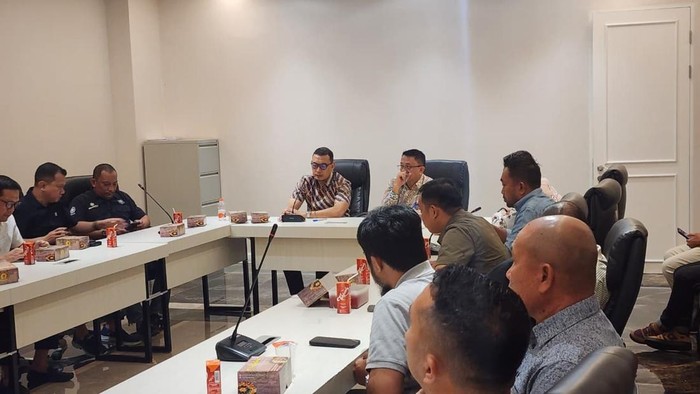 1765105702203-sekda-makassar-andi-zulkifly-saat-memimpin-rapat-terkait-pemilihan-ketua-rtrw-makassar-1765091356805_169