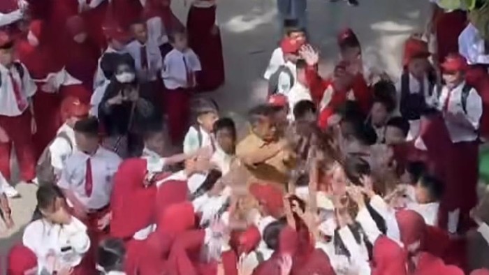 1765127336557-guru-sd-di-kendari-mansur-disambut-haru-siswa-saat-berpamitan-untuk-menjalani-sidang-putusan-kasus-pelecehan-murid-1764664849511_169