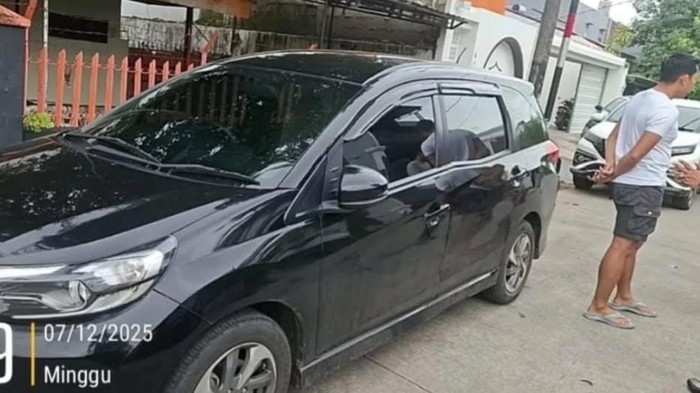 1765213658090-mobil-berstatus-kredit-macet-yang-dipakai-anggota-polres-barru-di-makassar-1765205927165_169