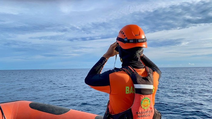 1765213683733-tim-sar-cari-penumpang-km-bukit-siguntang-yang-terjatuh-di-perairan-majene-1765200996726_169