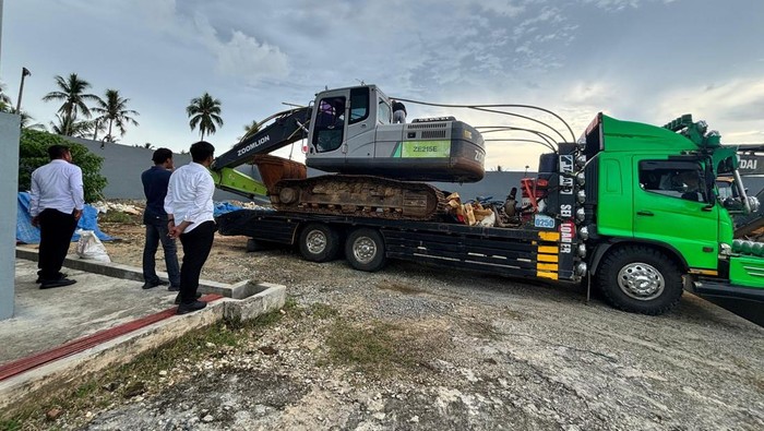 1765213685794-polisi-mengamankan-ekskavator-dari-lokasi-tambang-emas-ilegal-di-boalemo-1765200449438_169