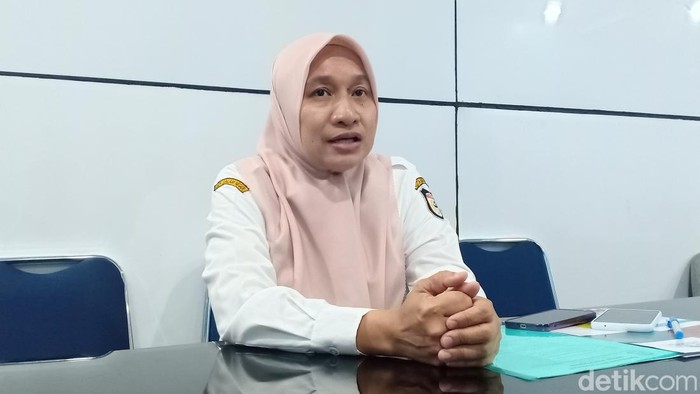 1765256896727-kepala-dinas-pendidikan-kota-makassar-achi-soleman-saat-ditemui-di-ruang-kerjanya-1752676155027_169