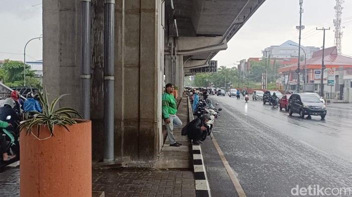 1765256898074-makassar-diguyur-hujan-deras-selasa-15102024-3_169