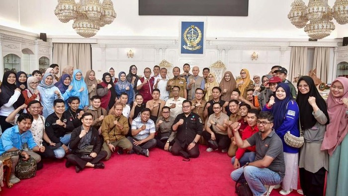 1765256908866-gubernur-sulsel-andi-sudirman-sulaiman-melepas-100-nakes-untuk-membantu-penanganan-bencana-di-aceh-tamiang-1765241666257_169