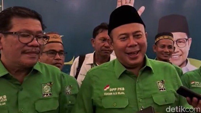 1765256909356-wakil-ketua-umum-dpp-pkb-cucun-ahmad-syamsurijal-kanan-didampingi-ketua-dpw-pkb-sulsel-azhar-arsyad-usai-pembukaan-muswil-pkb--1765240920105_169