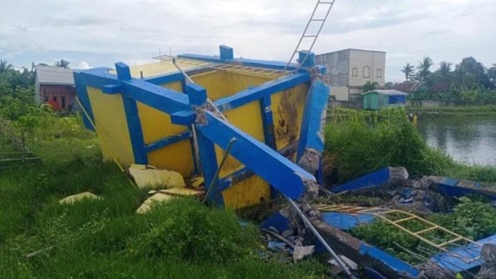 1765256917115-tower-pamsimas-proyek-pu-pemkab-maros-roboh-1765238765860_169