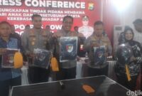 1765278483958-kapolda-sulsel-irjen-djuhandani-raharjo-puro-tengah-saat-menunjukkan-barang-bukti-kasus-penculikan-dan-pencabulan-anak-di-gowa-1765277009692_169