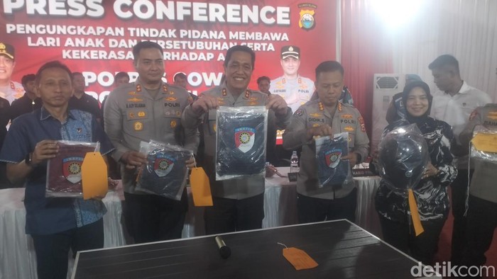 1765278483958-kapolda-sulsel-irjen-djuhandani-raharjo-puro-tengah-saat-menunjukkan-barang-bukti-kasus-penculikan-dan-pencabulan-anak-di-gowa-1765277009692_169