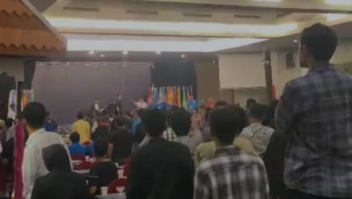 1765278484496-musda-knpi-sulsel-di-makassar-berakhir-ricuh-1765261626402_169