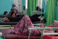 1765278485021-siswa-korban-keracunan-makanan-mbg-menjalani-perawatan-di-puskesmas-labakkang-kabupaten-pangkep-1765274010248_169