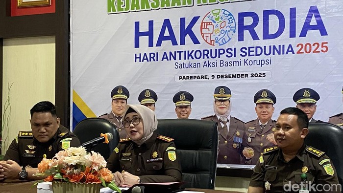 1765278489242-kejari-parepare-menggelar-konferensi-pers-memperingati-hari-anti-korupsi-sedunia-2025-1765269845600_169