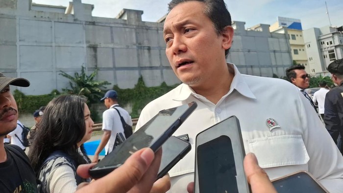 1765300063145-wakil-menteri-lingkungan-hidup-diaz-hendropriyono-1764732891751_169