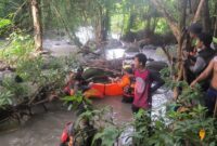 1765343244930-proses-evakuasi-wanita-lansia-asal-sidrap-hanyut-ke-sungai-parepare-1765340281782_169