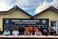 1765343250071-konferensi-pers-polresta-manokwari-terkait-kasus-pembunuhan-art-oleh-majikan-sekeluarga-1765335091241_169