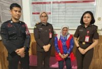 1765343281366-kejari-maros-menahan-lurah-leang-leang-sebagai-tersangka-kasus-pungli-1765330029065_169