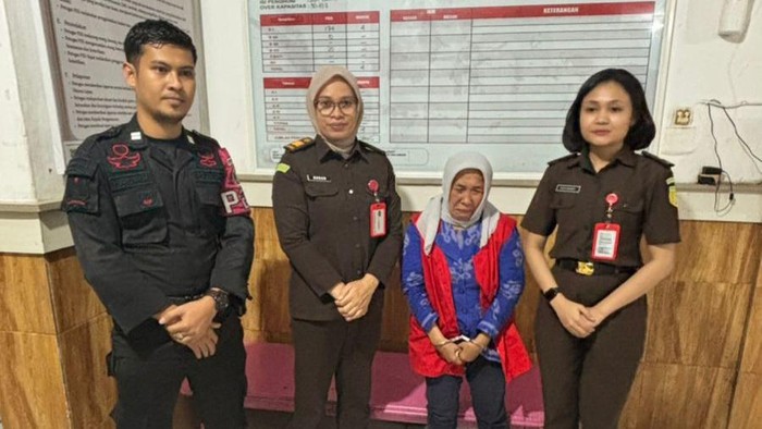 1765343281366-kejari-maros-menahan-lurah-leang-leang-sebagai-tersangka-kasus-pungli-1765330029065_169