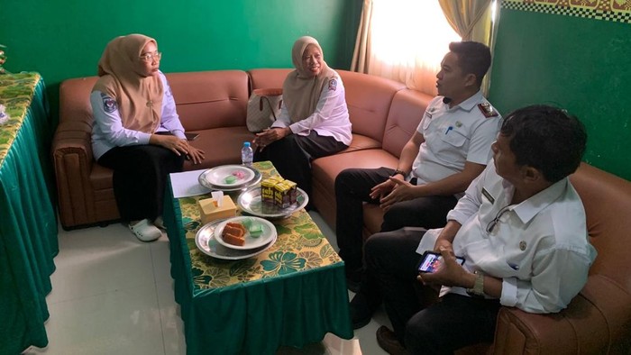 1765364866846-tim-inspektorat-dan-bkpsdm-bone-periksa-pegawai-dan-tenaga-medis-puskesmas-cina-1765360287025_169