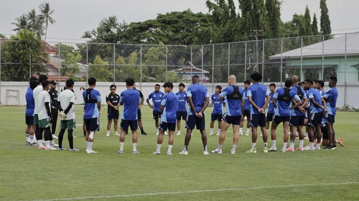1765364875272-psm-makassar-kembali-menggelar-latihan-di-stadion-kalegowa-latihan-tanpa-pelatih-bernardo-tavares-yang-mundur-1760094902244_169
