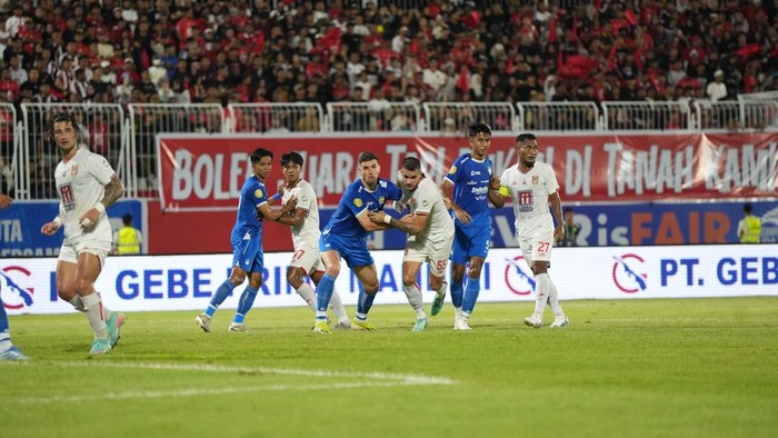 1765364876090-malut-united-mengalahkan-persib-bandung-1-0-dalam-laga-liga-1-20242025-di-stadion-gelora-kie-raha-1746192958477_169